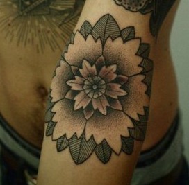 Tatouage hirondelle coude