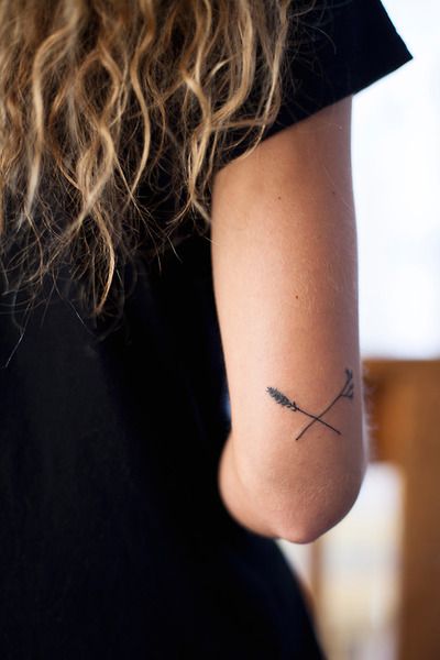 tatouage hirondelle coude