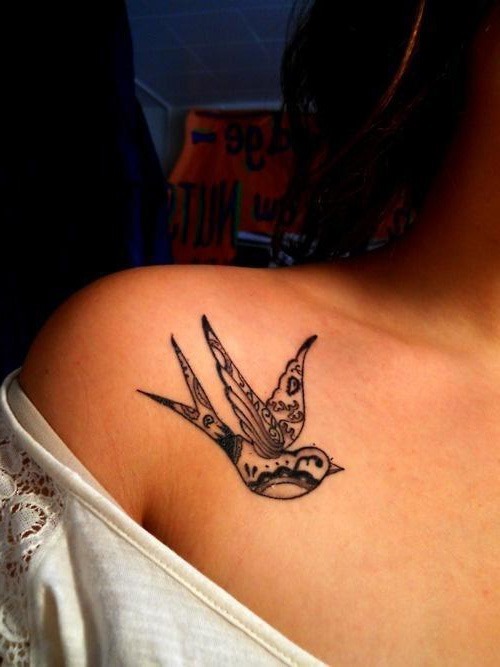 tatouage hirondelle coude