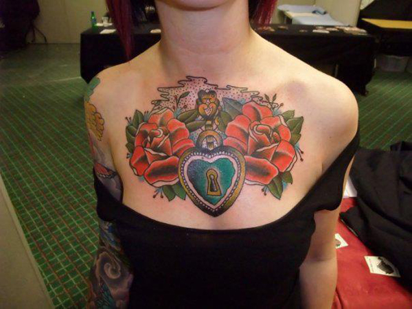 tatouage hirondelle coude