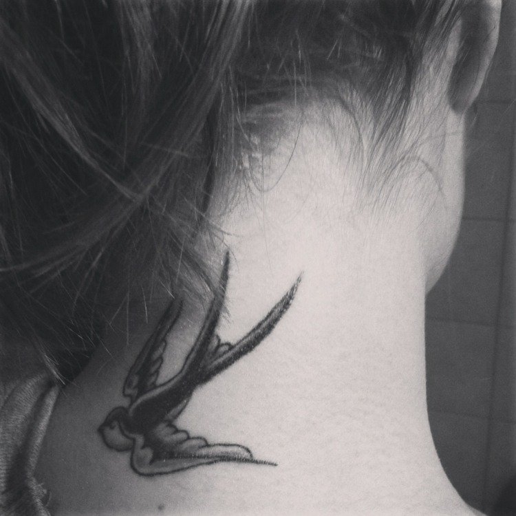 Tatouage hirondelle dans la nuque