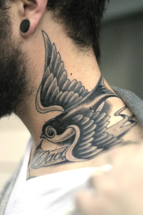 tatouage hirondelle dans le cou