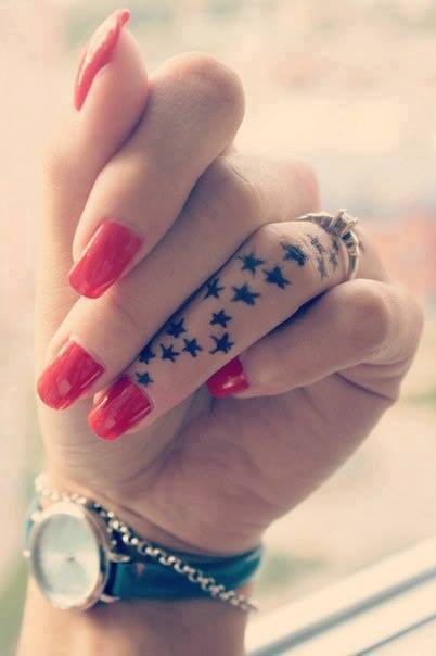 tatouage hirondelle doigt