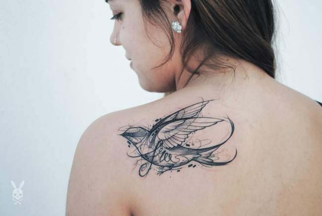 tatouage hirondelle épaule