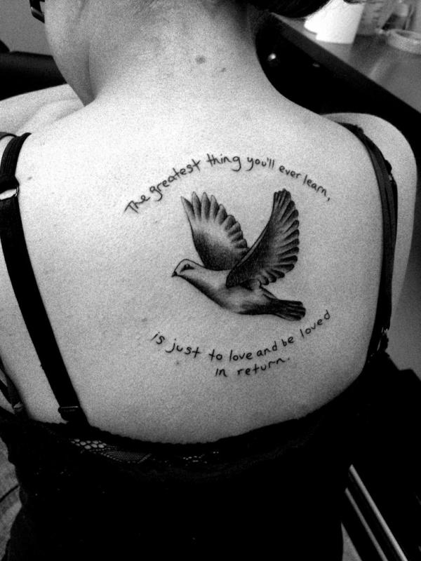 tatouage hirondelle et phrase