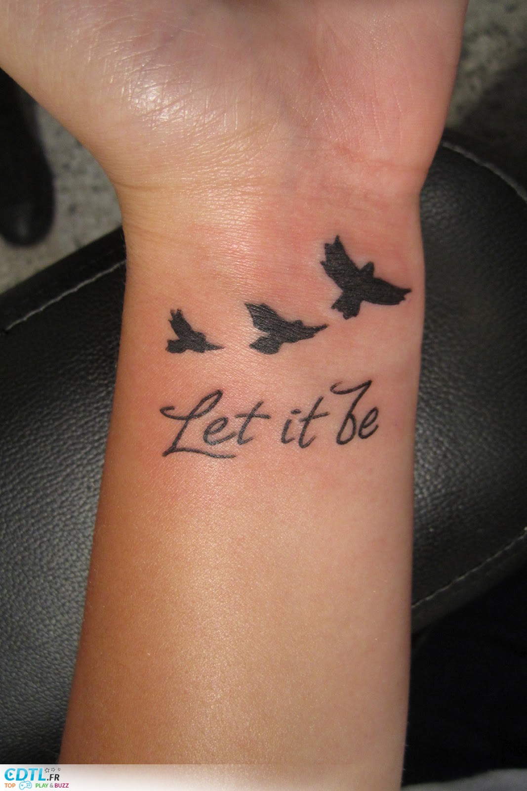tatouage hirondelle et phrase