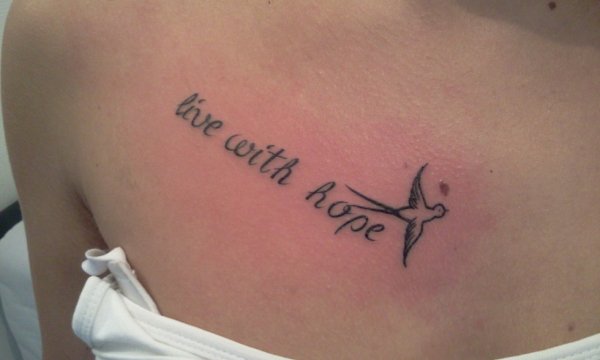 tatouage hirondelle et phrase