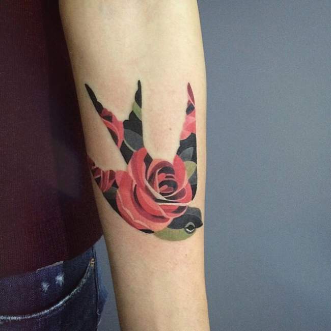 tatouage hirondelle et rose