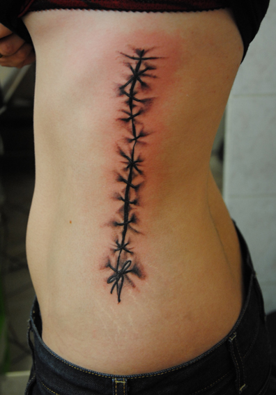 tatouage hirondelle flanc