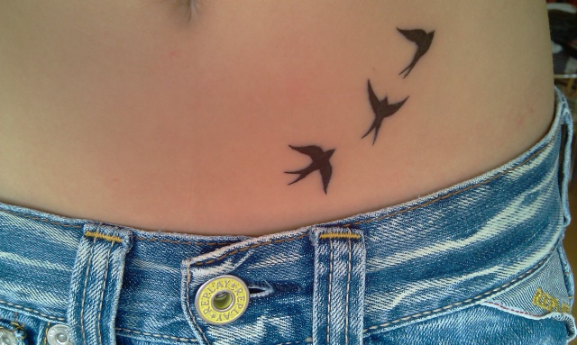 tatouage hirondelle hanche