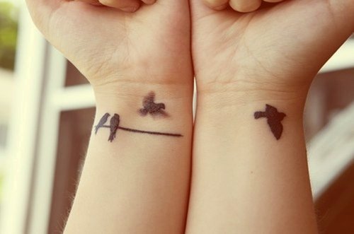 tatouage hirondelle noir