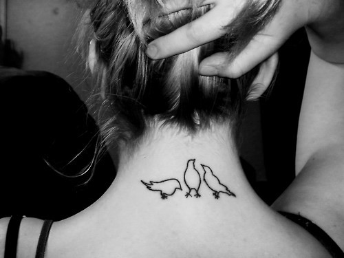 tatouage hirondelle nuque