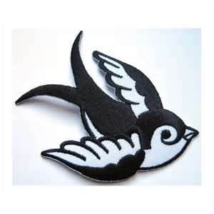 tatouage hirondelle old school noir et blanc