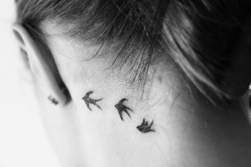 tatouage hirondelle oreille