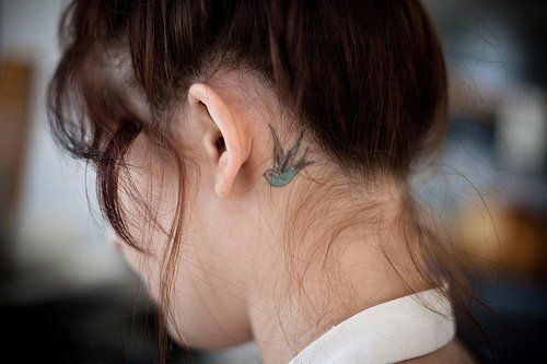 tatouage hirondelle oreille