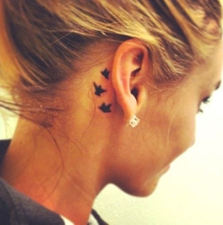 tatouage hirondelle oreille