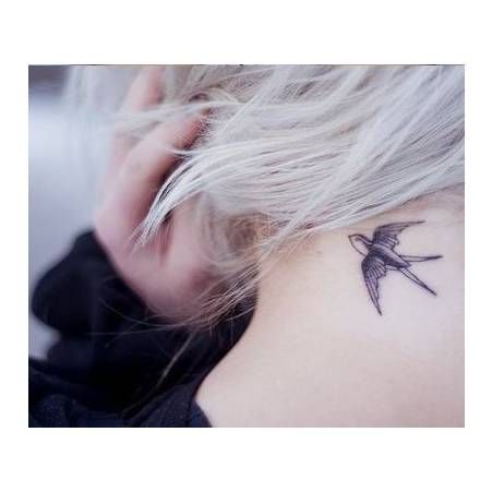 tatouage hirondelle oreille