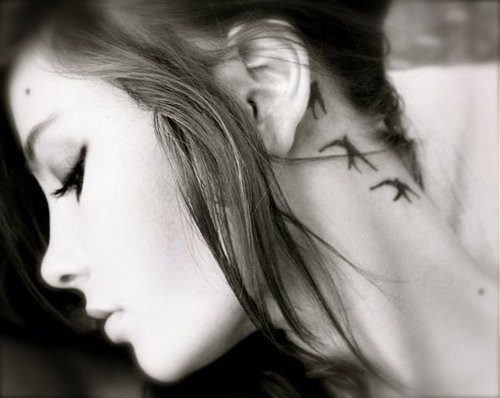 tatouage hirondelle oreille