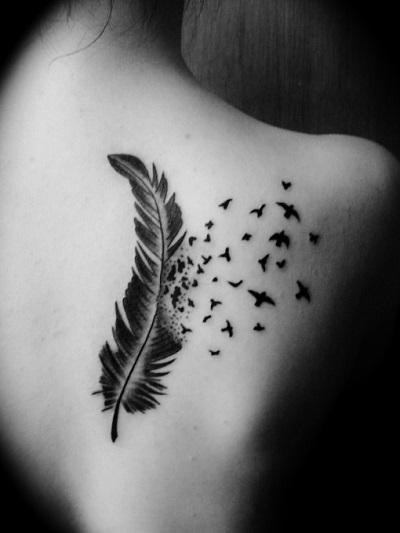 tatouage hirondelle plume