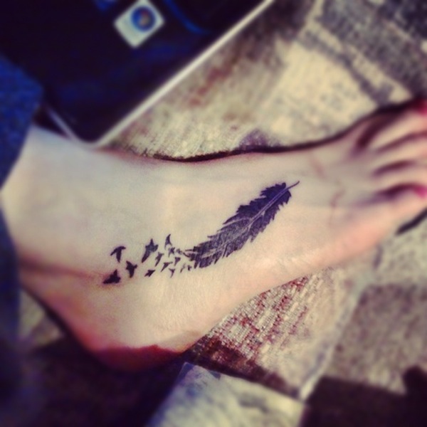 tatouage hirondelle plume