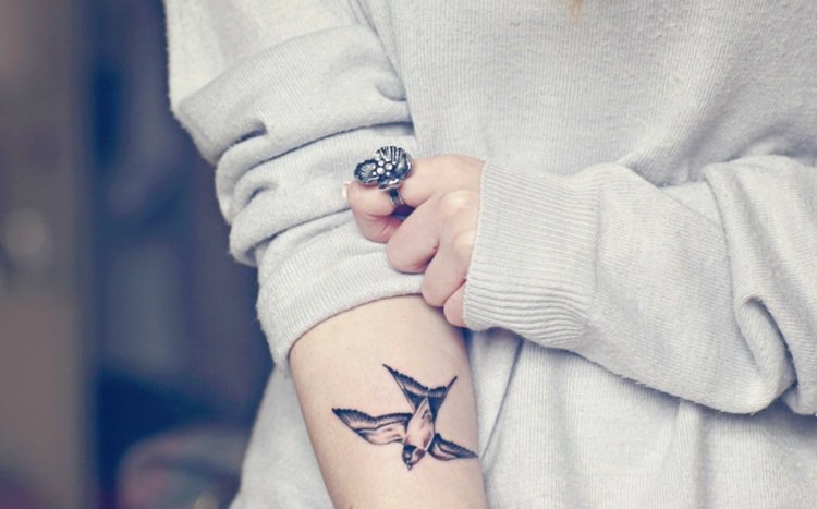 tatouage hirondelle poignet