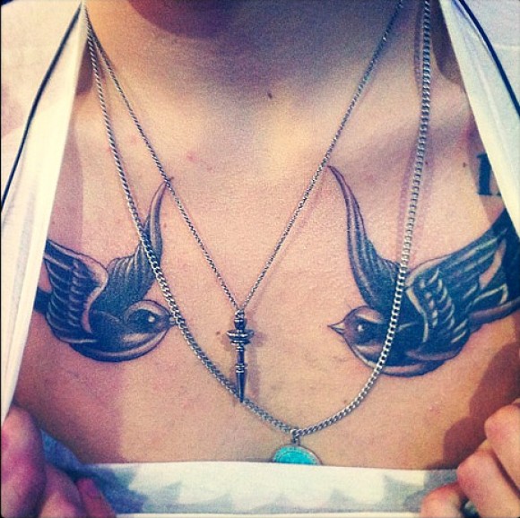 Tatouage hirondelle poitrine