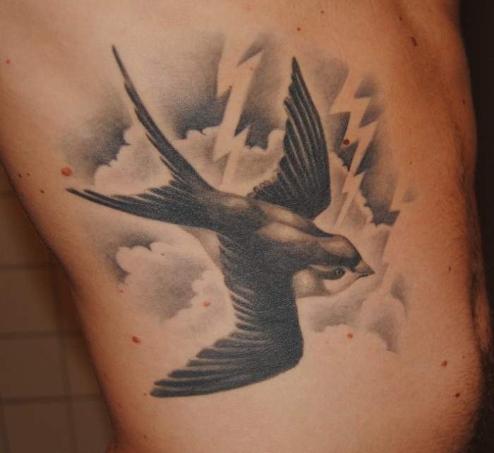 tatouage hirondelle réaliste