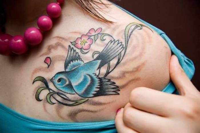 tatouage hirondelle rose