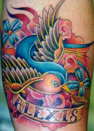 tatouage hirondelle rouge