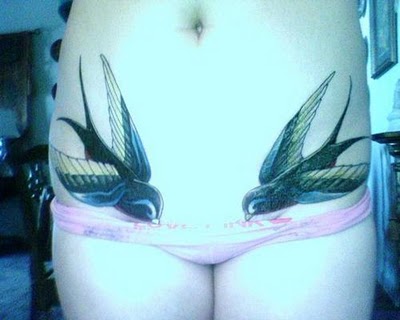 tatouage hirondelle rouge