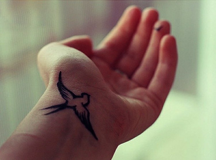 tatouage hirondelle sur poignet