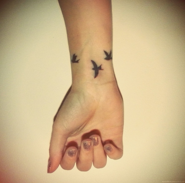 tatouage hirondelle sur poignet