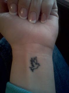 tatouage hirondelle sur poignet