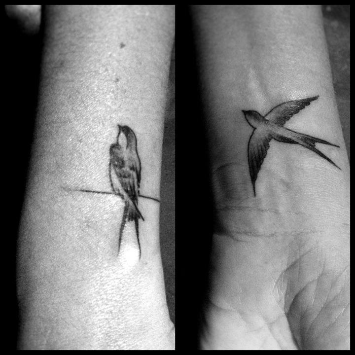 Tatouage hirondelle sur un fil