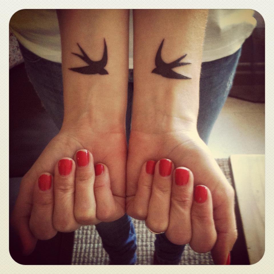tatouage hirondelle sur un fil