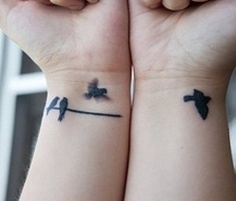 tatouage hirondelle sur un fil