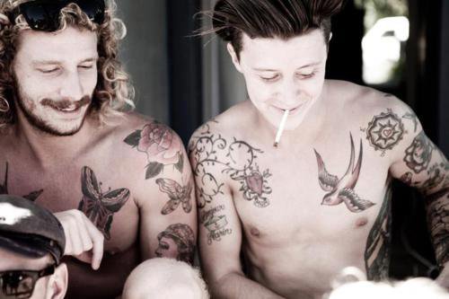 tatouage hirondelle torse