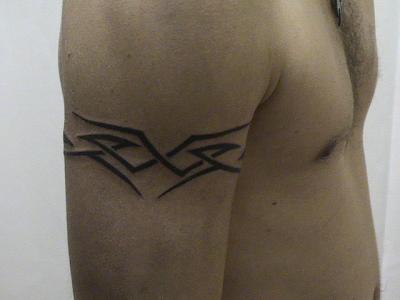 tatouage homme bras tribal discret