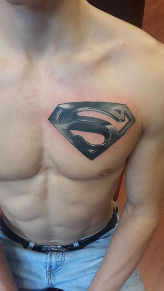 tatouage homme pectoraux discret