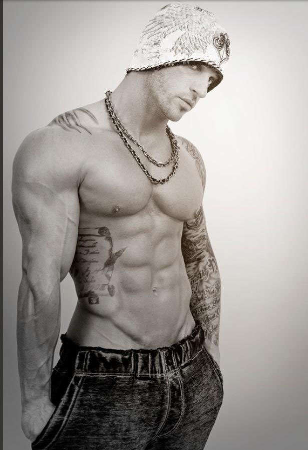 tatouage homme ventre coté