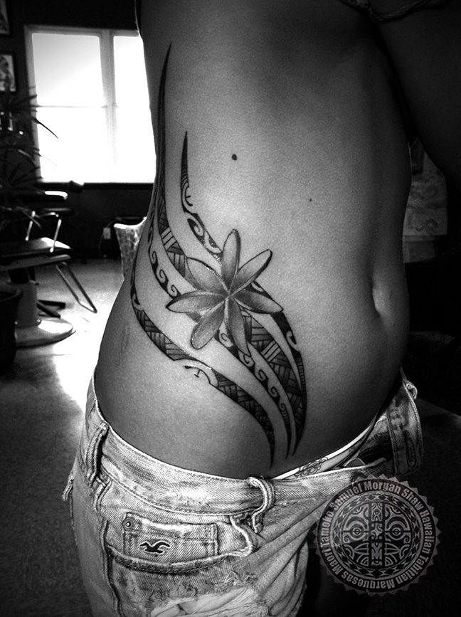 tatouage homme ventre coté