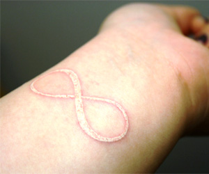 tatouage infini ancre blanche