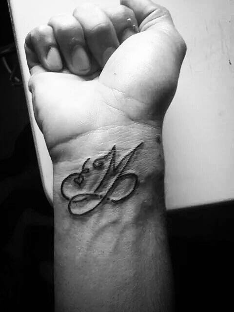 tatouage infini avec la lettre m