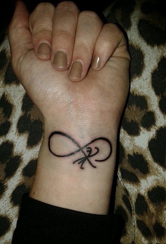 tatouage infini avec la lettre m