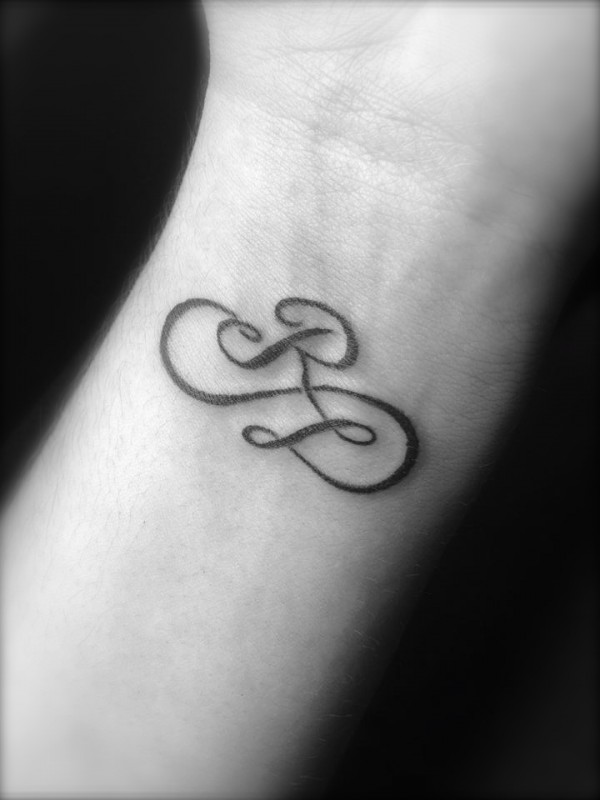 tatouage infini avec lettre