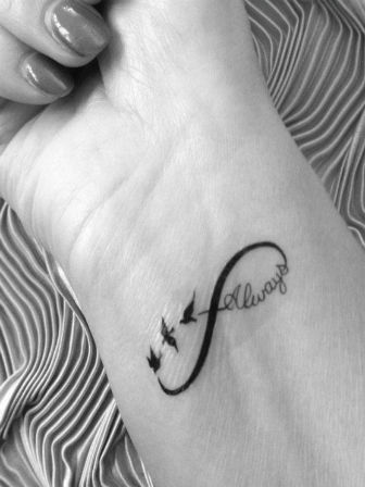 tatouage infini avec lettre