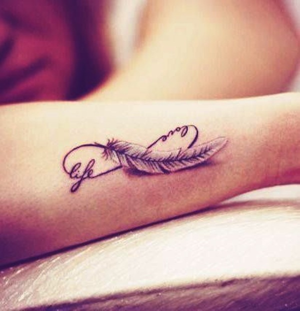 tatouage infini avec plume