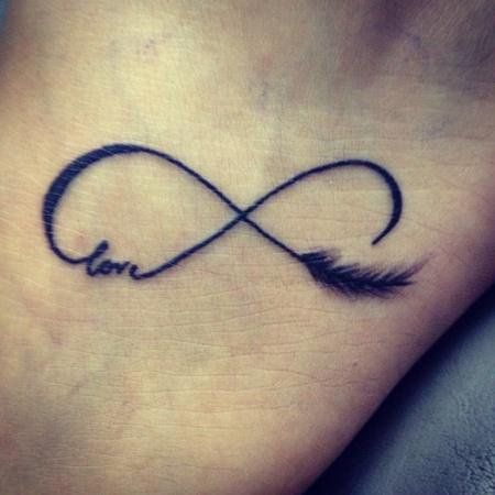 tatouage infini avec plume