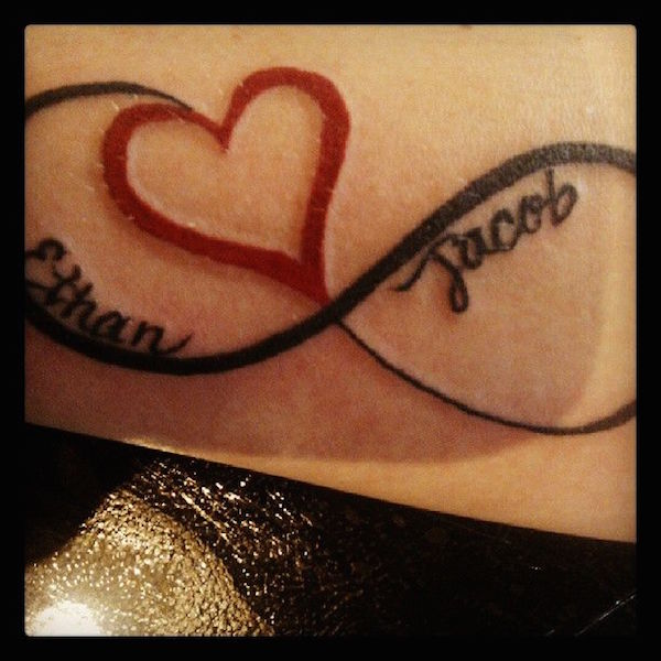 Tatouage infini avec un coeur