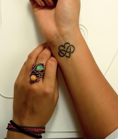 tatouage infini avec un coeur